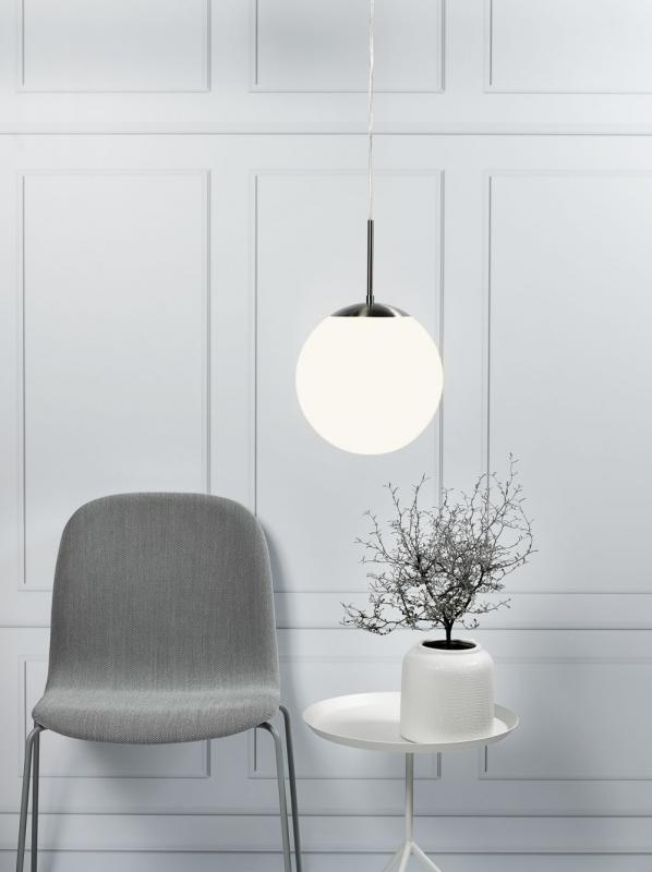 Klassiker an der Decke, Pendeleuchte mit Glaskugel Schirm weiß 30cm